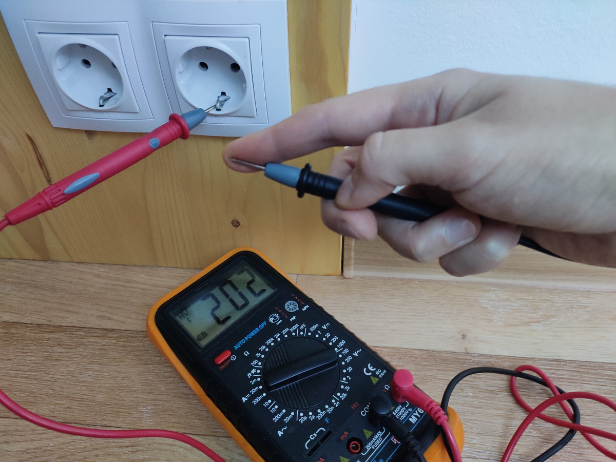 Показания мультиметра на лоджии. А  комнате показывает ноль. Фото автора.