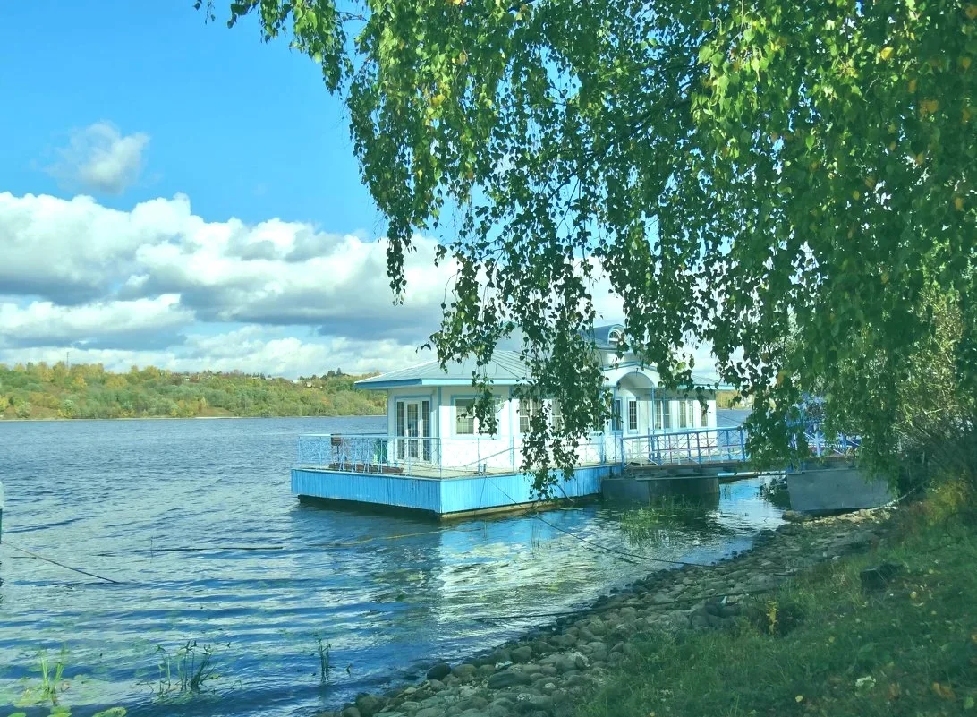  Жаркий день, середины лета, маленький древний городок на берегу Волги, сувенирный рыночек, около пристани для круизных теплоходов, возле рыночка стоит огромная раскидистая берёза, под берёзой в тени