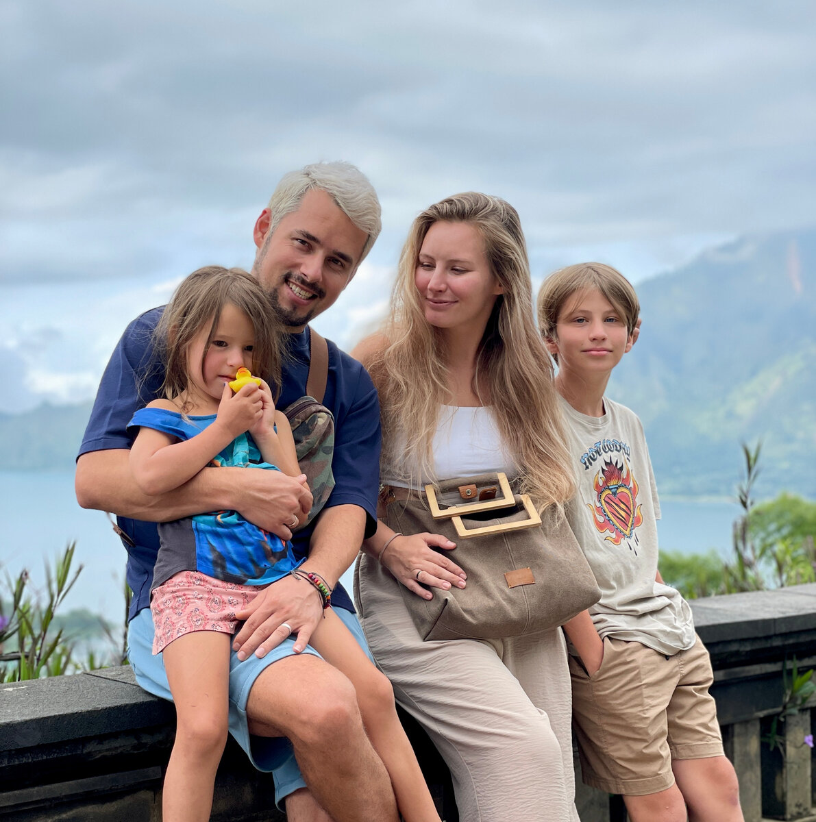 Наша семья: дочке почти 5 лет, сыну — 11 :)