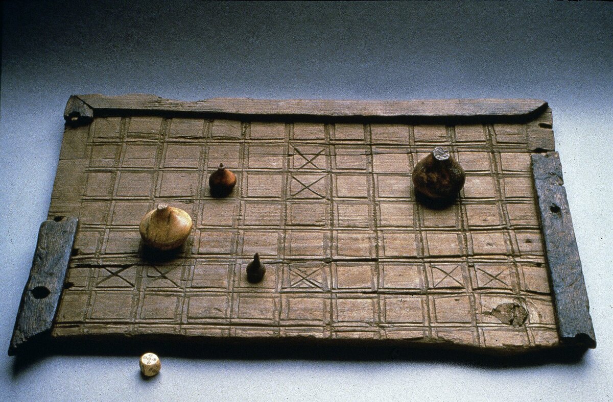 1. Доска для хнефатафла XII в. с фигурами XIII в. Тронхейм, Норвегия, NTNU