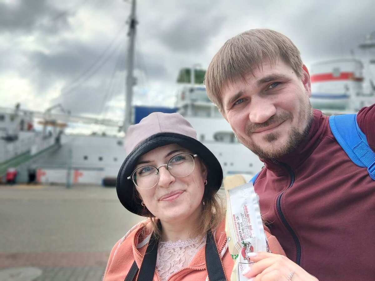 Судно Витязь на заднем плане.