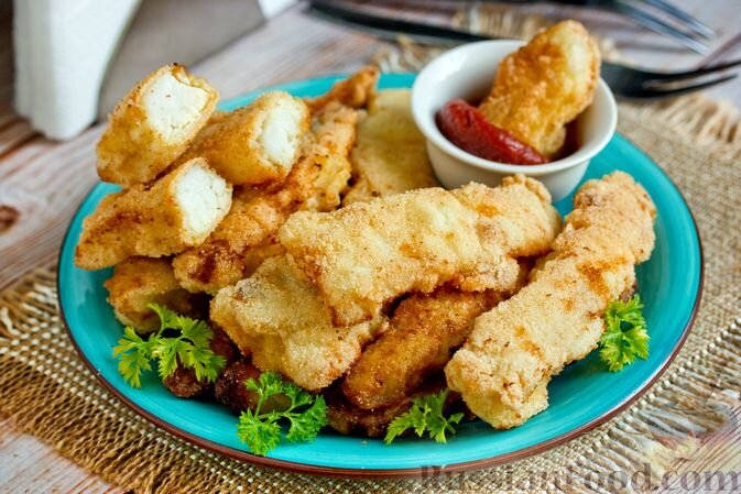 минтай (филе), яйца, майонез, лук репчатый, крупа манная, масло подсолнечное, соль, перец чёрный молотый