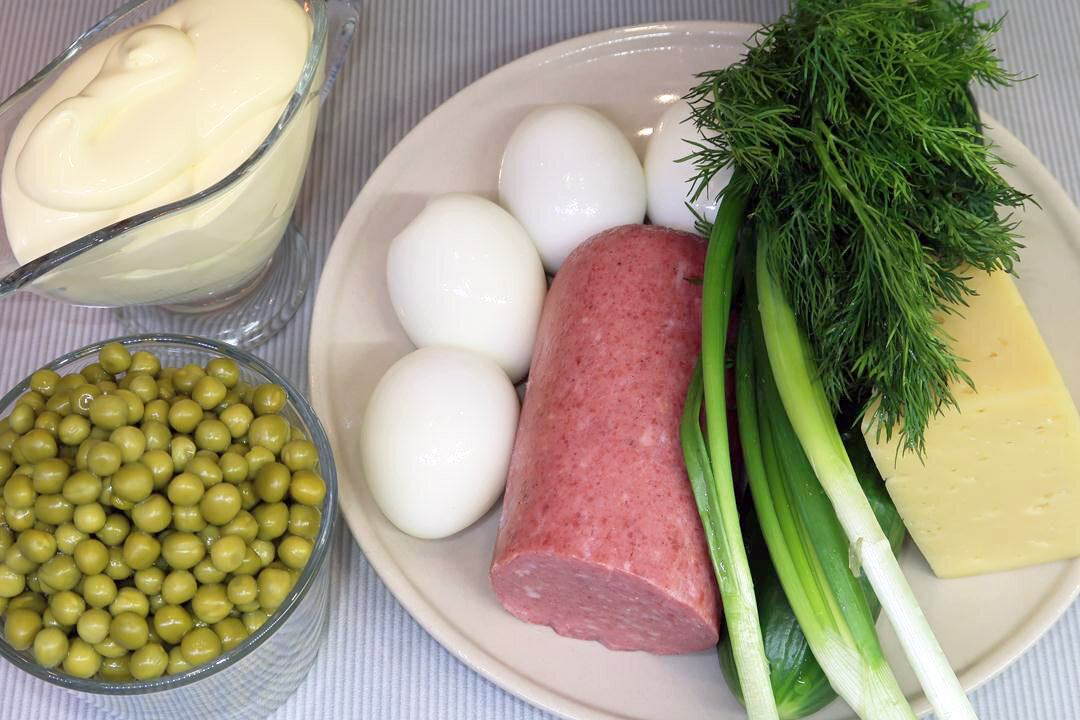 Салат «Мужской» с копченой колбасой и солеными огурцами