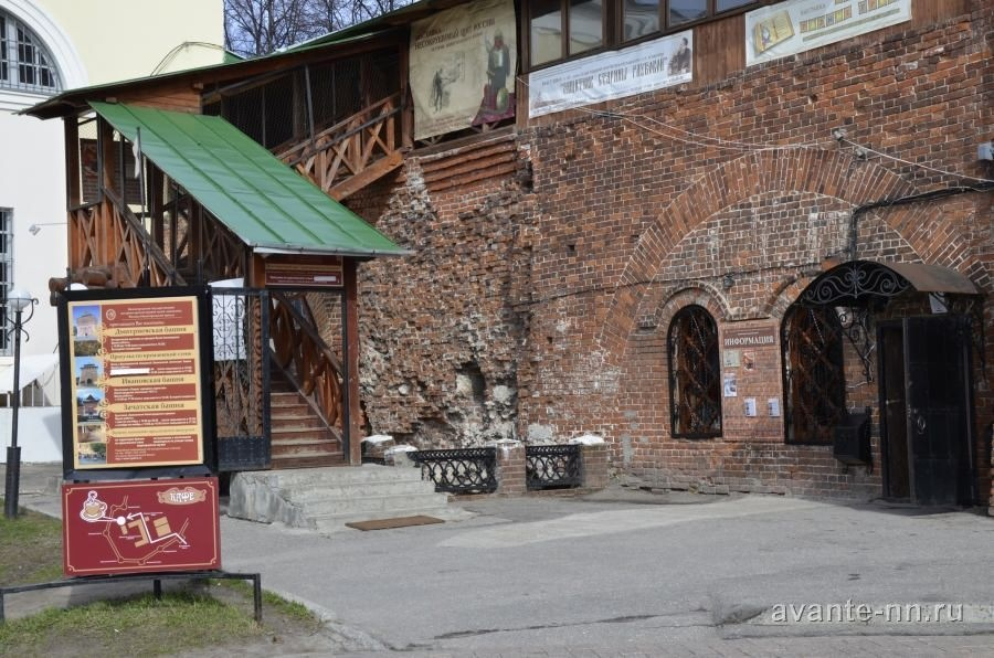 Слева — вход на стену, а справа — бар "Подкова", расположенный в заложенном арочном пространстве стены слева от Дмитровской башни