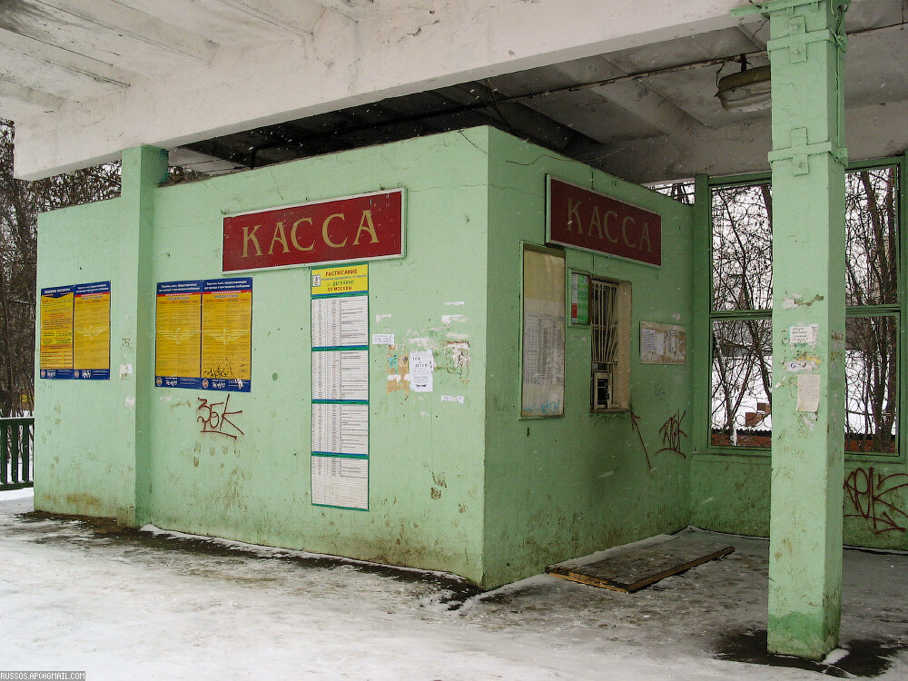 Касса. В узкую бойницу надо было протянуть мелочь, где рука гориллы её выхватывала и выдавала билет.  Хотите к такому сервису обратно, когда говорите, что раньше Москва была для людей?