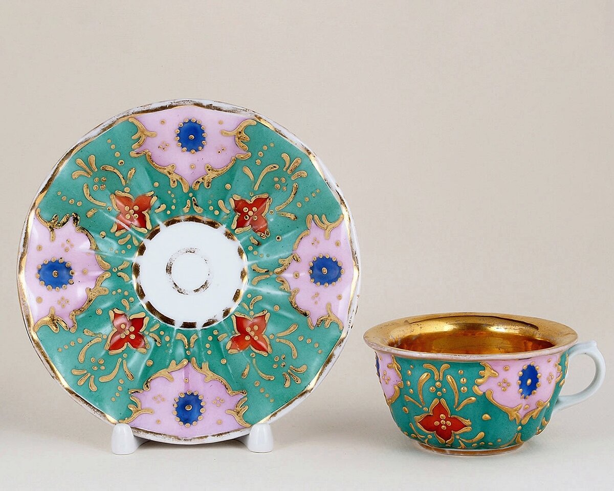 Чайная пара с росписью растительным орнаментом и золочением - завод А.Т. Сафронова. 1820-50е годы. Источник https://ru.bidspirit.com/