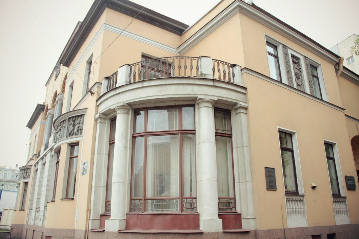 Дом № 48 на Каменноостровском проспекте в Санкт-Петербурге, бывший особняк М.К.Покотиловой. Источник фото: https://petersburglike.ru/2013-05-26/kopiya-pevchix-xv-veka/