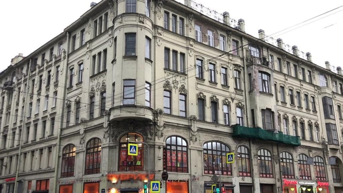 До центра города Санкт-Петербург - 2,3 км. До Международного аэропорта Пулково (Pulkovo International Airport) - 18 км.