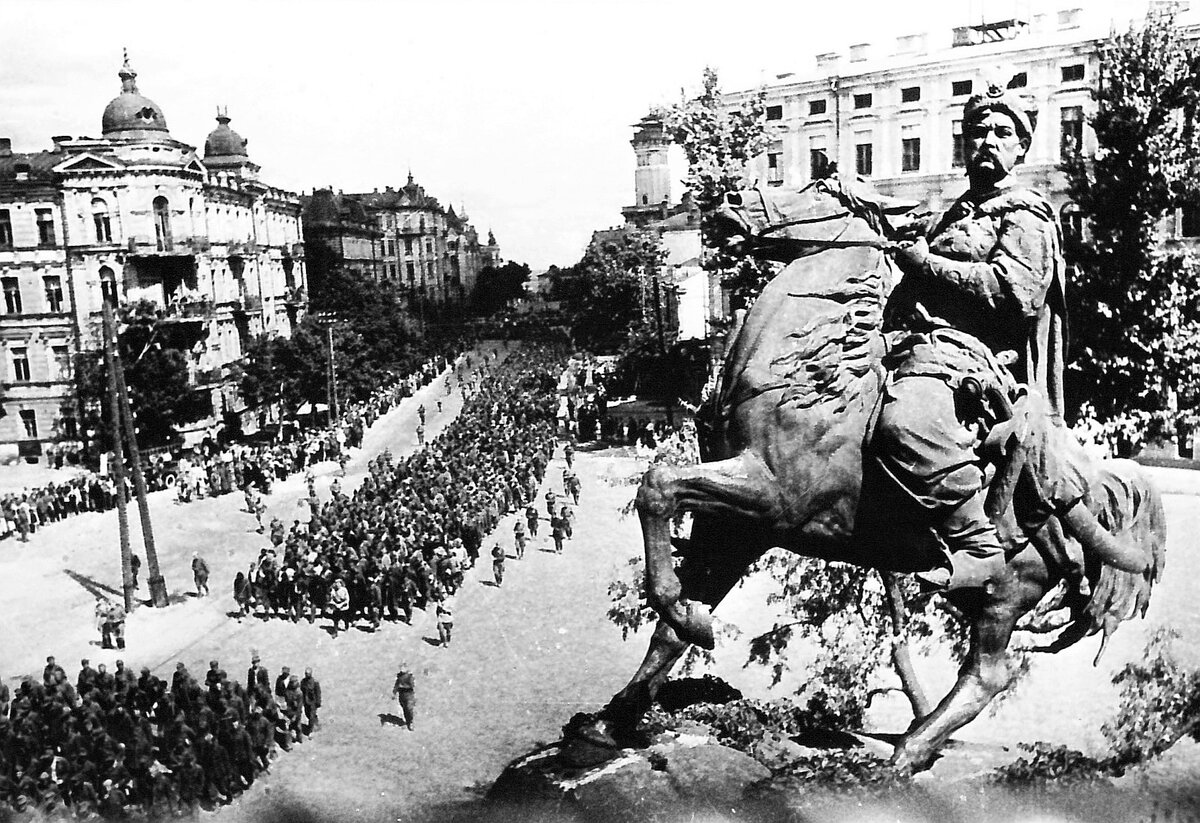колонны пленных нацистов в Киеве 1943г.