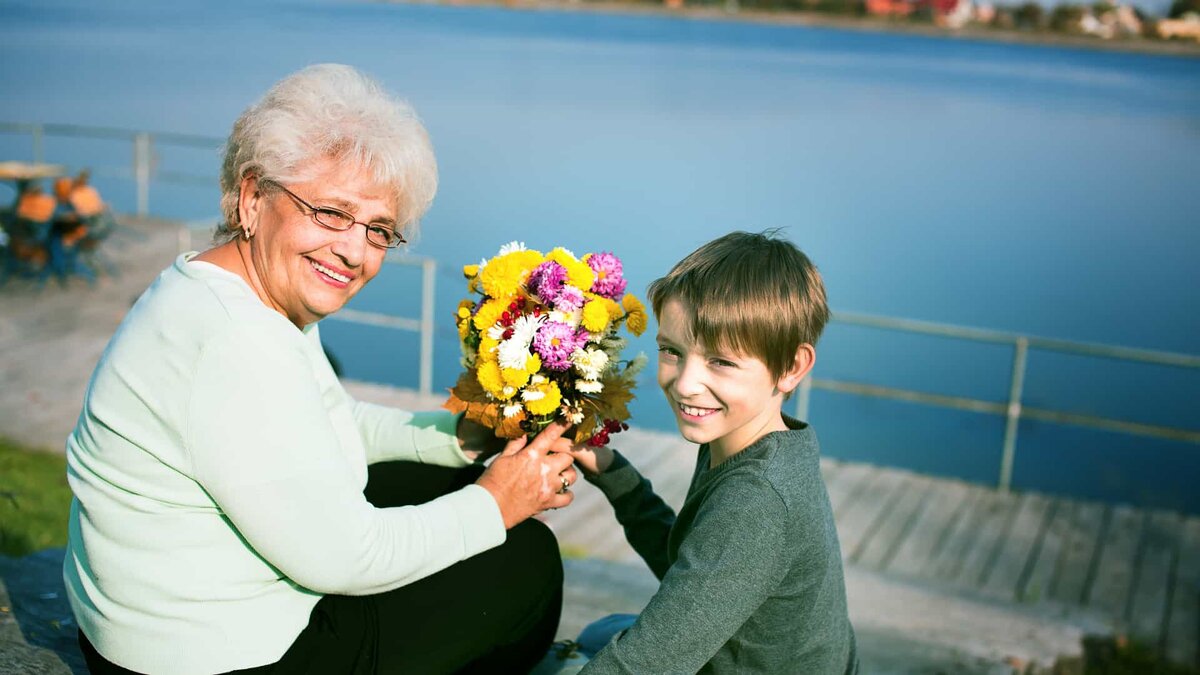 Being a grandmother. Бабушка с ребенком. Бабушка и ребенок на празднике. Фотографии бабушка с внуками к Дню матери. Красивые фото бабушки с внуками.