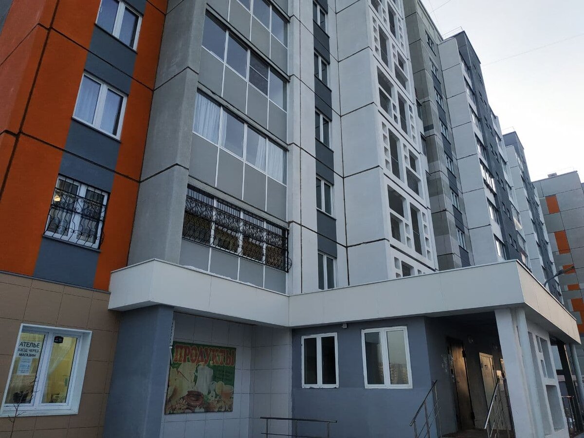 В данном случае есть козырек от подъезда, пришлось установить решетки на окнах, что портит эстетику.