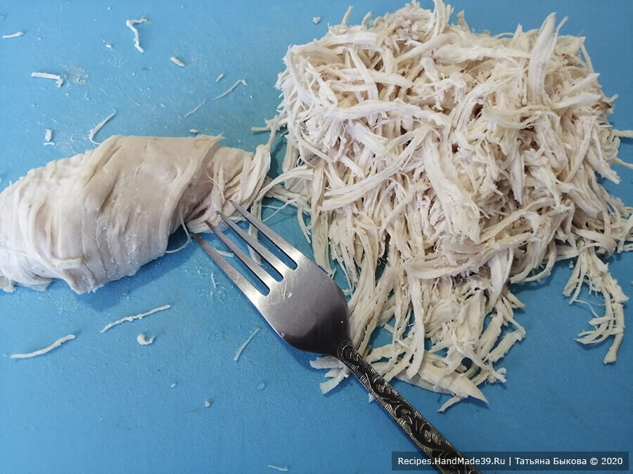 Как приготовить слоёный салат с курицей - шаг 1