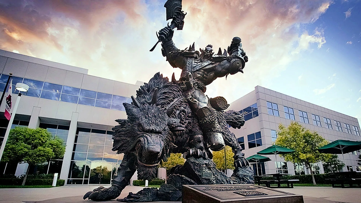 Статуя перед зданием Blizzard