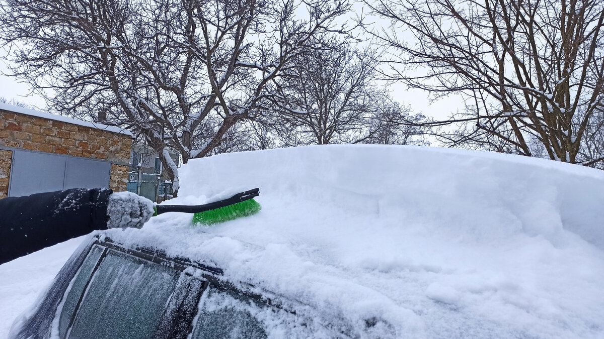 На крыше машины