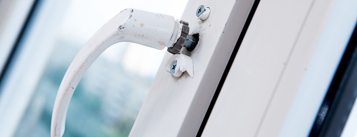 Лопнувшая накладка и следствие - вырванная ручка