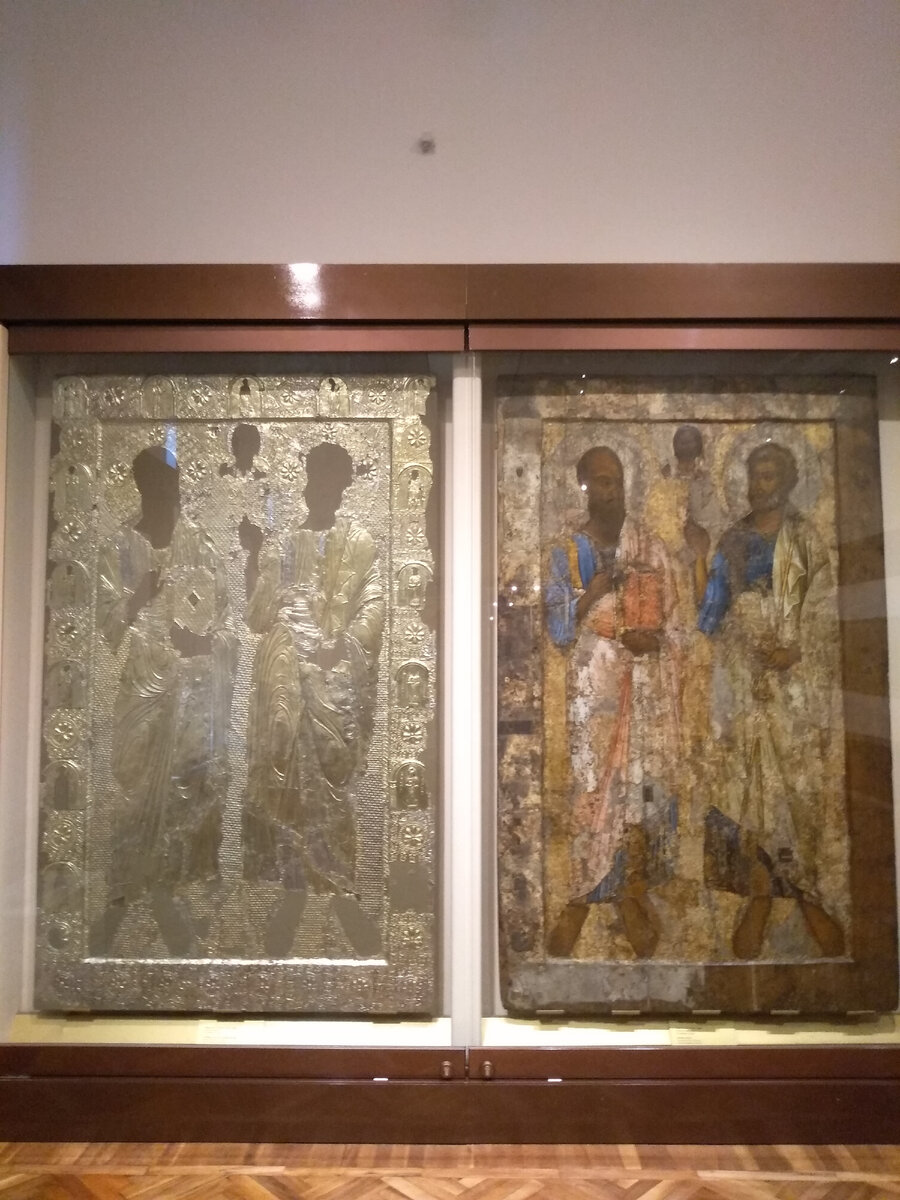 Серебряный оклад слева.  Первое фото в музее. 01.09.2018. Олег Душин