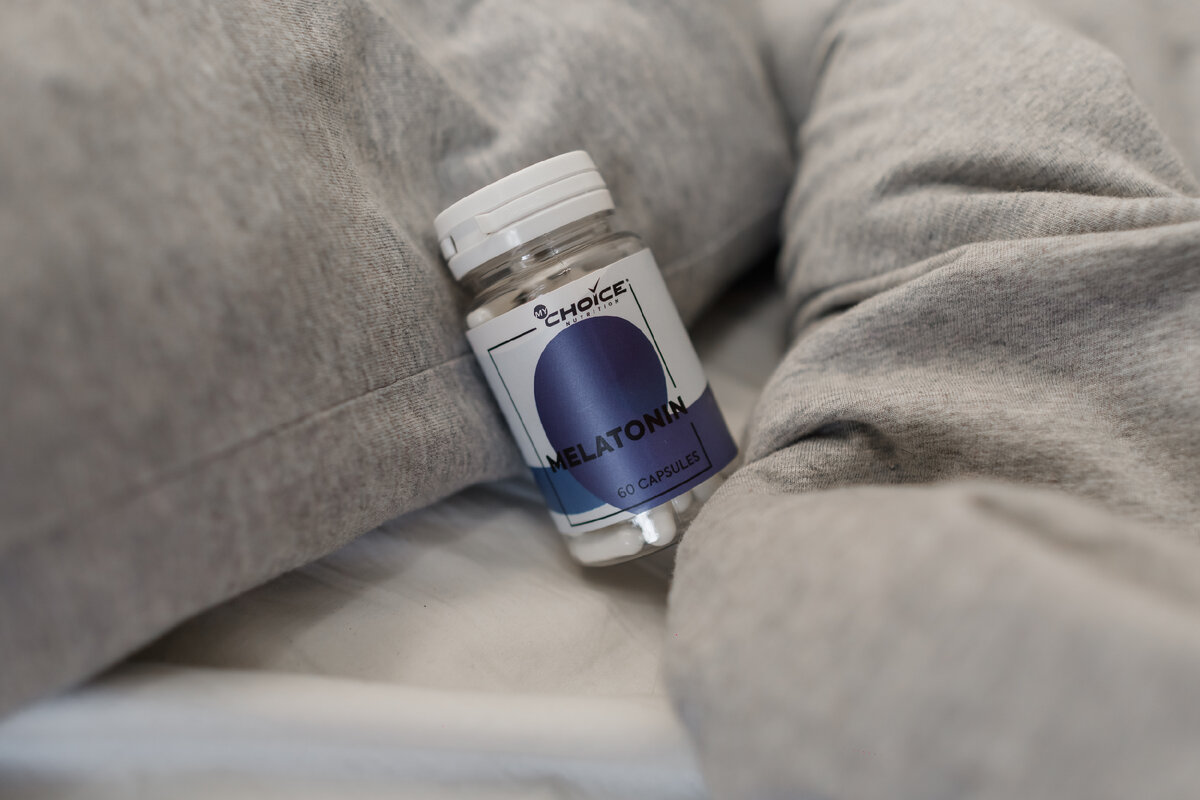 Что такое мелатонин? Мелатонин — это гормон, который нужен организму для регулирования сна. Он запускает процесс засыпания. Шишковидное тело, железа в мозге, начинает вырабатывать его, когда человек оказывается в темноте, и перестает, когда светлеет — это основной механизм работы циркадных ритмов. Сигнал об изменениях освещения в мозг отправляет наша сетчатка. Из-за того, что в разные времена года продолжительность дня отличается, больше всего мелатонина организм производит зимой, а меньше — летом. Регуляция сна — лишь одна из многих функций мелатонина. Помимо этого он: регулирует давление; регулирует пищеварение; регулирует рост костей; защищает нервную систему от нейродегенерации; уменьшает проявления психических расстройств, в первую очередь тревоги; уменьшает боль; служит мощным антиоксидантом и уменьшает воспаления.
