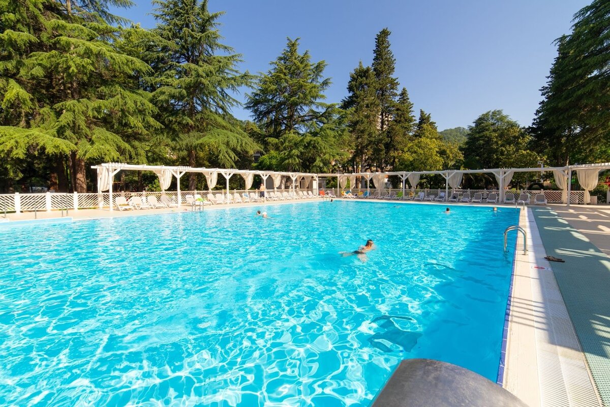 Большой бассейн под открытым солнцем — наслаждались каждую секунду