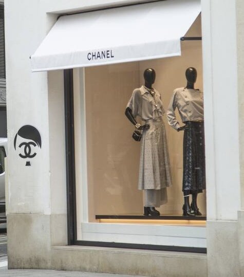 Пора ли «Шанель» задуматься о новом логотипе?)