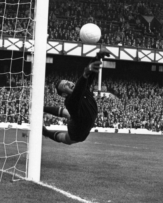 Вратарь Лев Яшин в прыжке