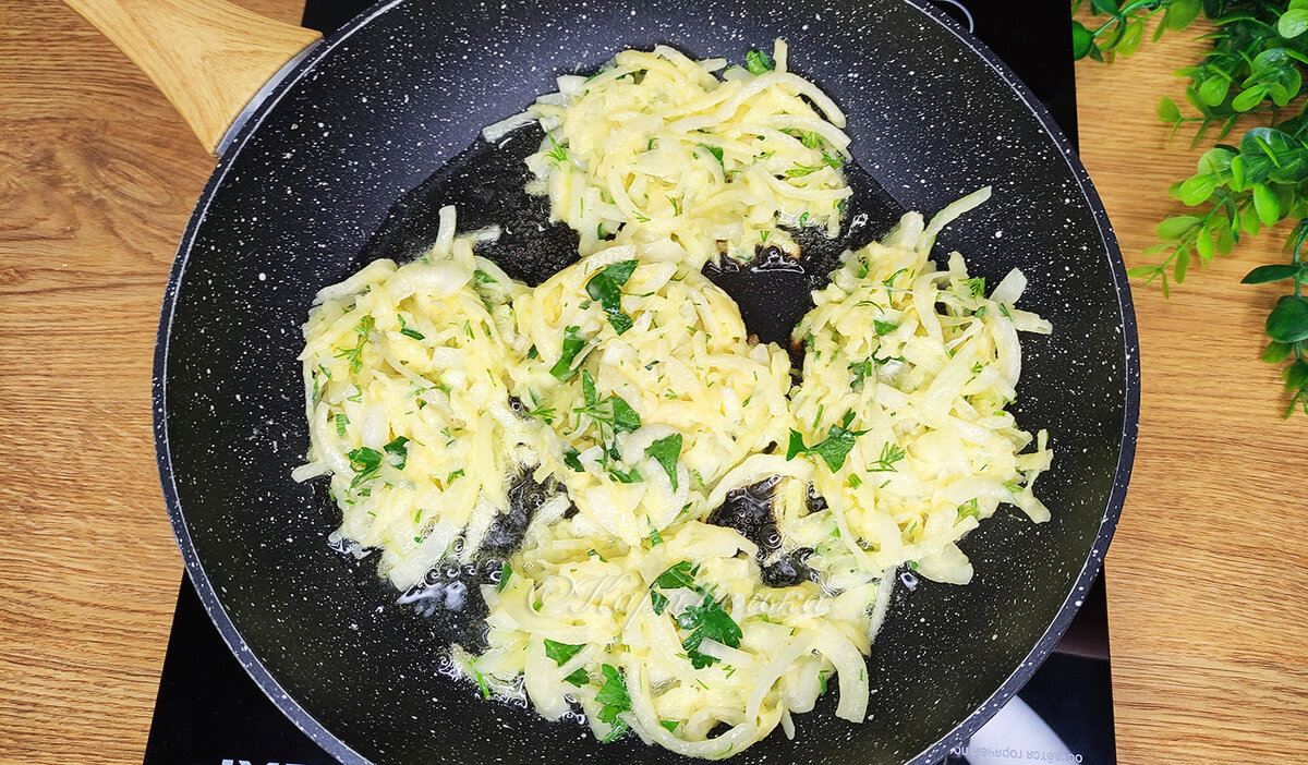 Готовлю необычные луковые драники, очень вкусные и готовятся просто |  Карамелька | Дзен