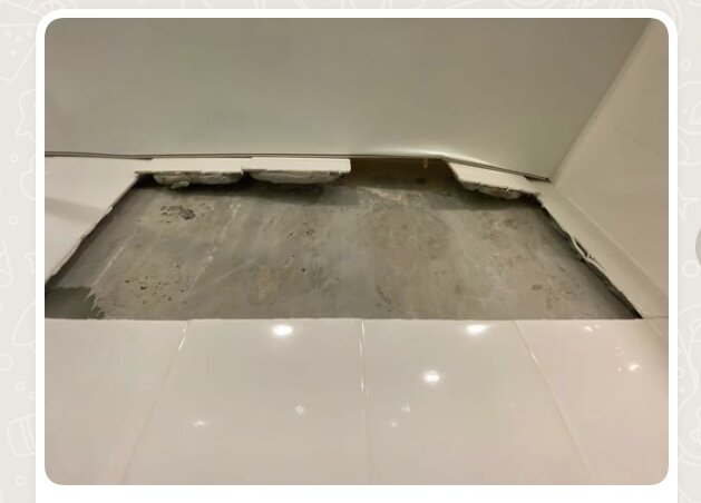 Натяжной потолок оторвал кафель от гладкой бетонной стены