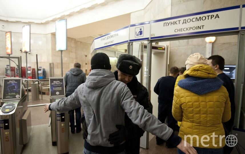 Проходить через. Служба безопасности метрополитена Санкт-Петербурга. Пункт досмотра в метро. Досмотр в метро СПБ. Петербургский метрополитен безопасность.