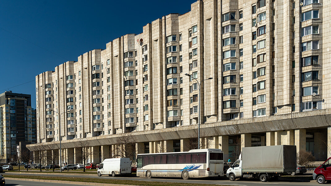 Здание расположено в юго-западной части острова Декабристов