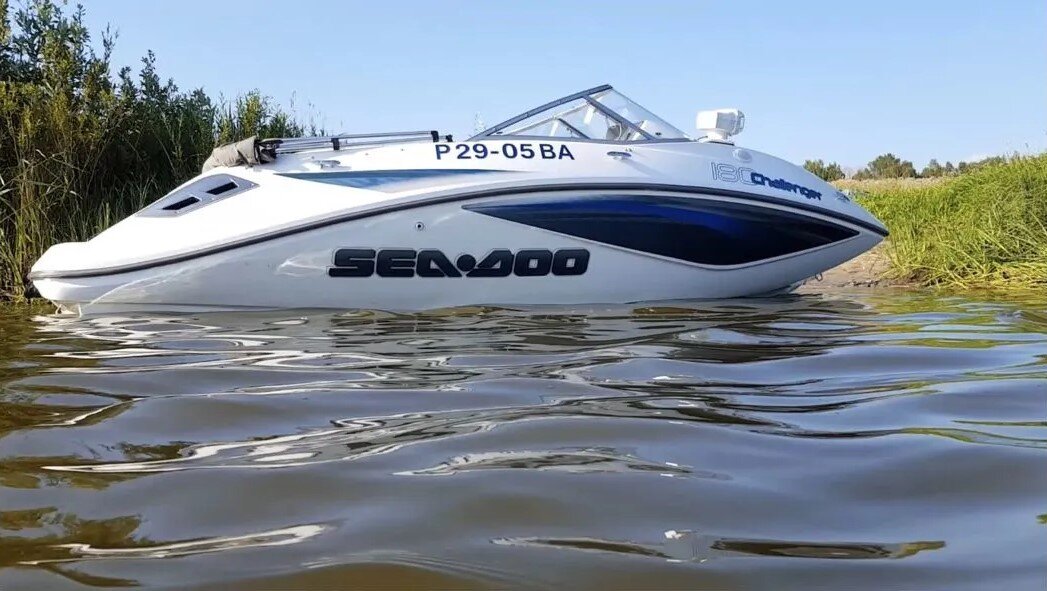 Осадка всего 35 см! Можно подойти близко к берегу. Главное в водомет не набрать камней! Источник фото - https://www.avito.ru/kazan/vodnyy_transport/prodam_kater_sea_doo_bombardier_challenger_180_2453943756