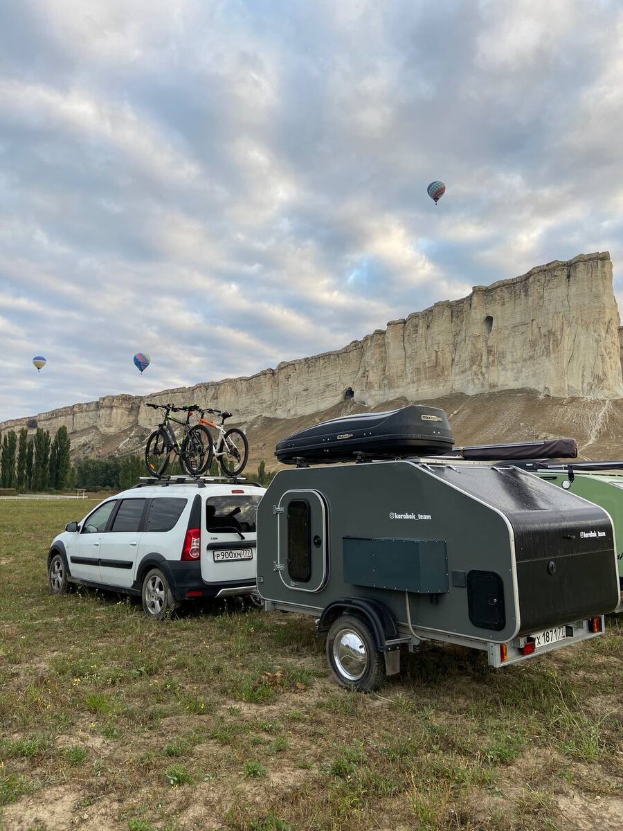 Вес прицепа в снаряженном состоянии 400 кг., плюс 100 кг. обычно лежит в машине, помимо водителя и пассажира, так что можно сказать, машина достаточно сильно загружена, я уже не говорю про велосипеды на крыше (иногда их берем с собой в путешествие)