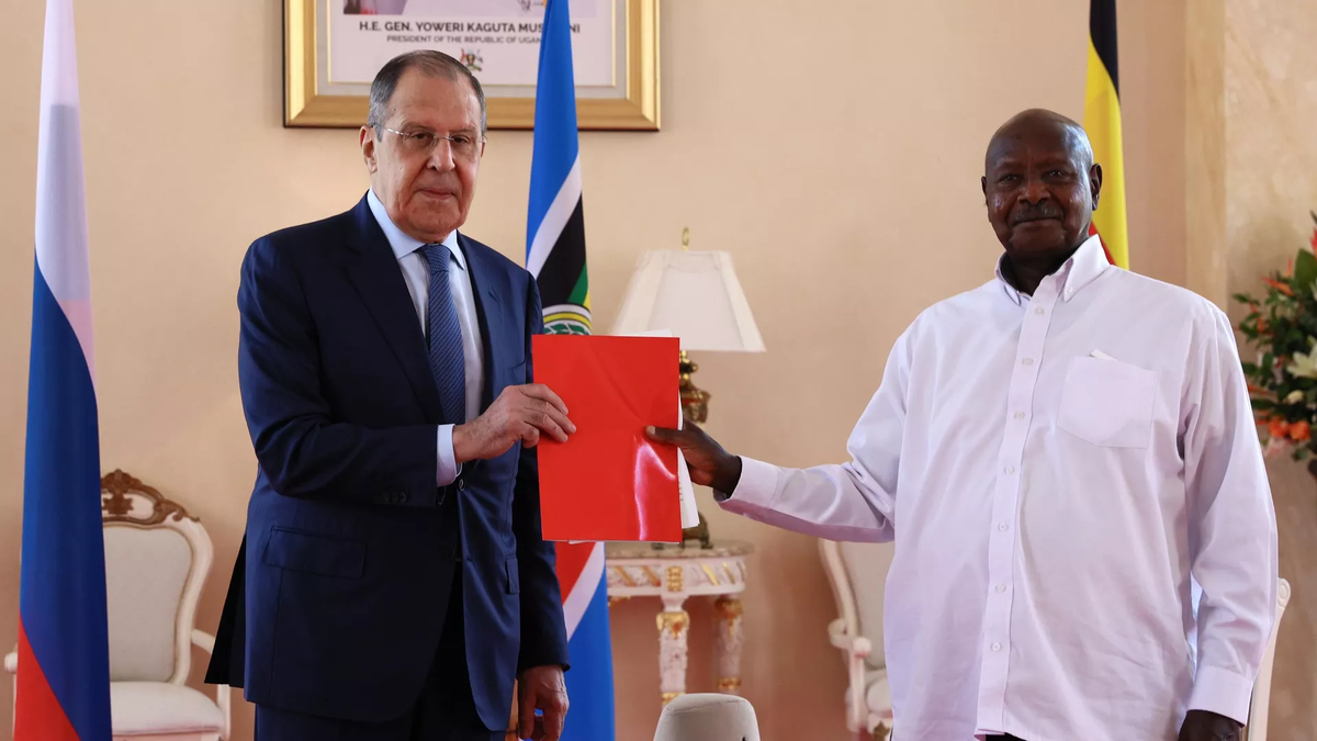 Министр иностранных дел РФ Сергей Лавров и президент Республики Уганда Йовери Мусевени во время встречи. © РИА Новости / Пресс-служба МИД РФ