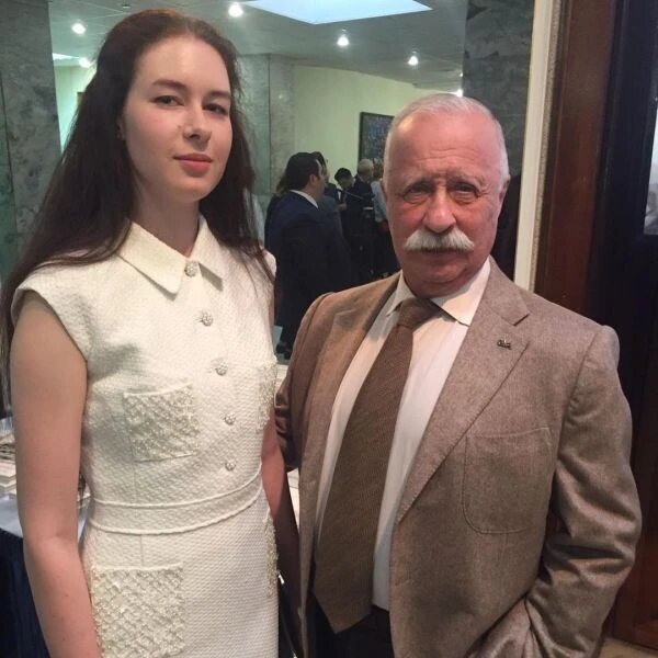 Дети якубовича леонида аркадьевича возраст фото Поле чудес Леонида Якубовича: изгнан из школы, токарь, летчик, скандалист, трижд