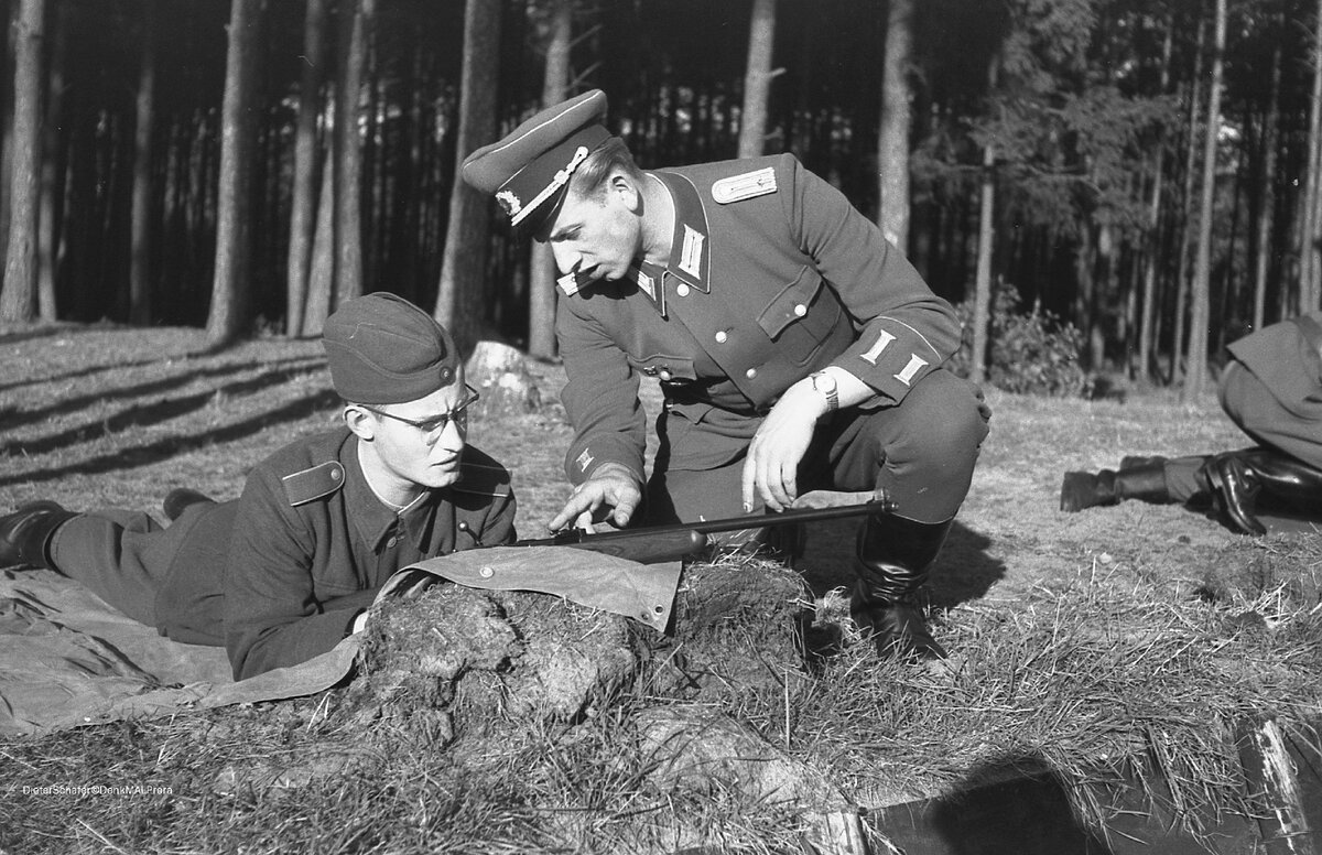 Процесс обучения резервистов на военной базе ННА ГДР в Проре. 1950-60 г.г. Стрелковая подготовка. Фото из открытых источников.