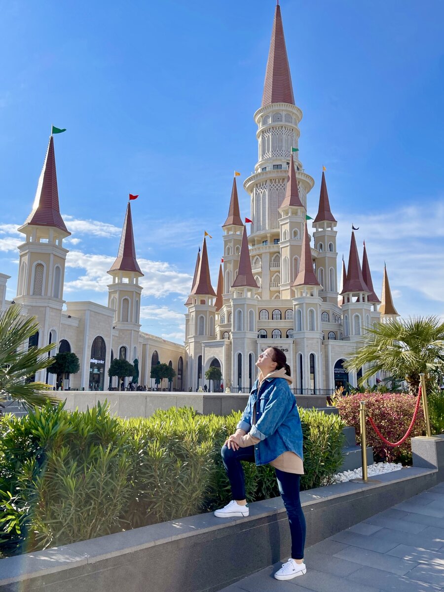 Эпичная замковая застройка через которую проходишь, когда идешь непосредственно в сам парк развлечений. Эти замки-это галерея магазинов. Можно заложить время на шоппинг;)