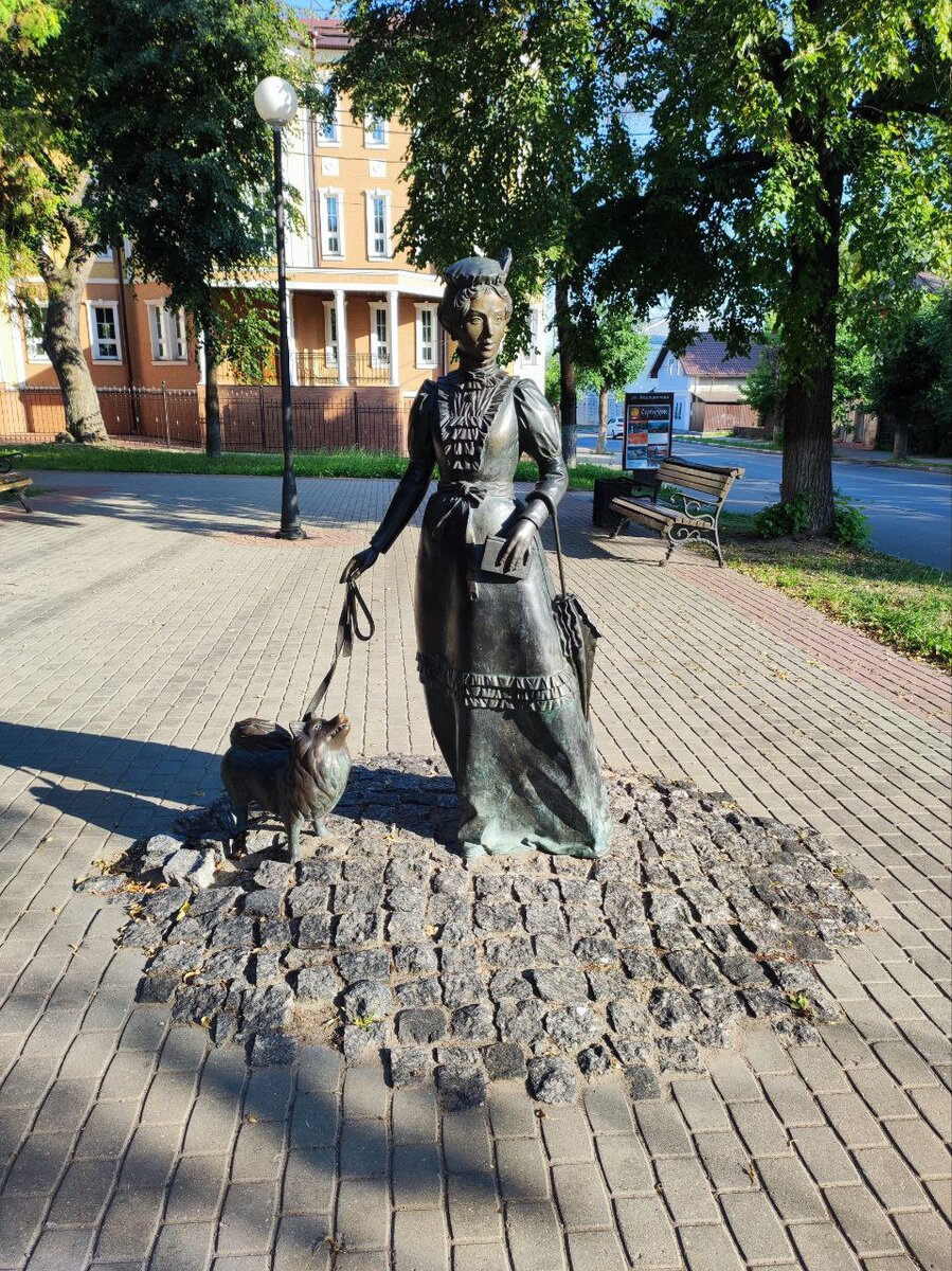 Чеховская героиня из города С.: памятник «даме с собачкой» в Серпухове |  Достопримечательности города: памятники и скульптуры | Дзен