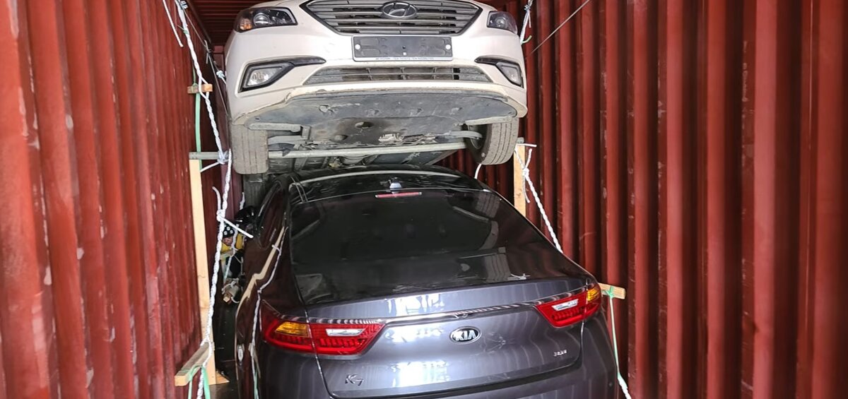 Погрузка авто в контейнеры перед их отправкой в Россию.