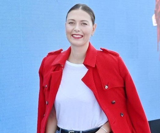     «Пришла в форму после родов»: Мария Шарапова в ярком наряде появилась на Неделе моды