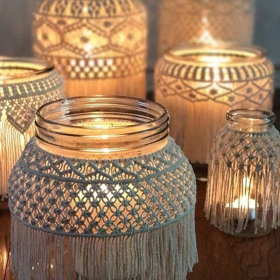 Можно оплести банки разных размеров и форм, создав из них целую композицию