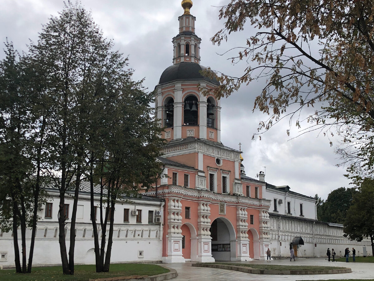 Святые врата с надвратной церковью преподобного Симеона Столпника и 45-метровой колокольней