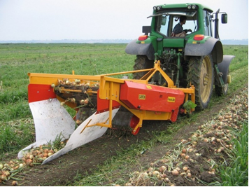 Машинно-тракторный агрегат с луковой копалкой SU2M (1,40)