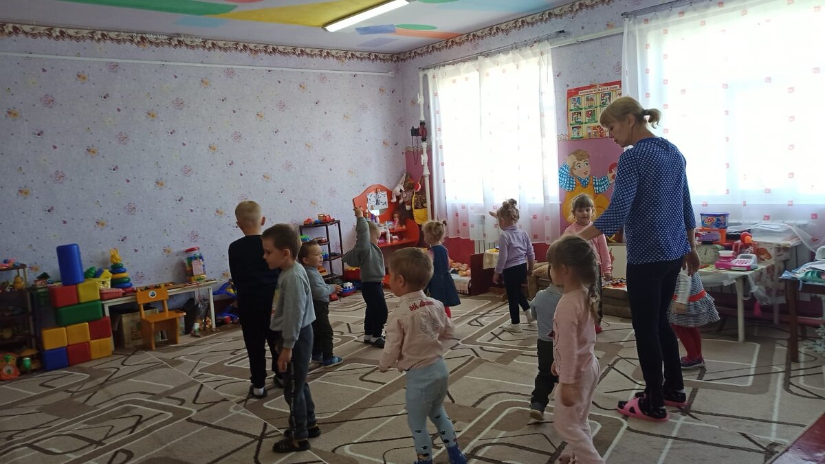 Воспитатель во время зарядки все движения делает вместе с детьми: и на одной ноге прыгает, и руками машет! Только не бегает и пингвина не изображает!