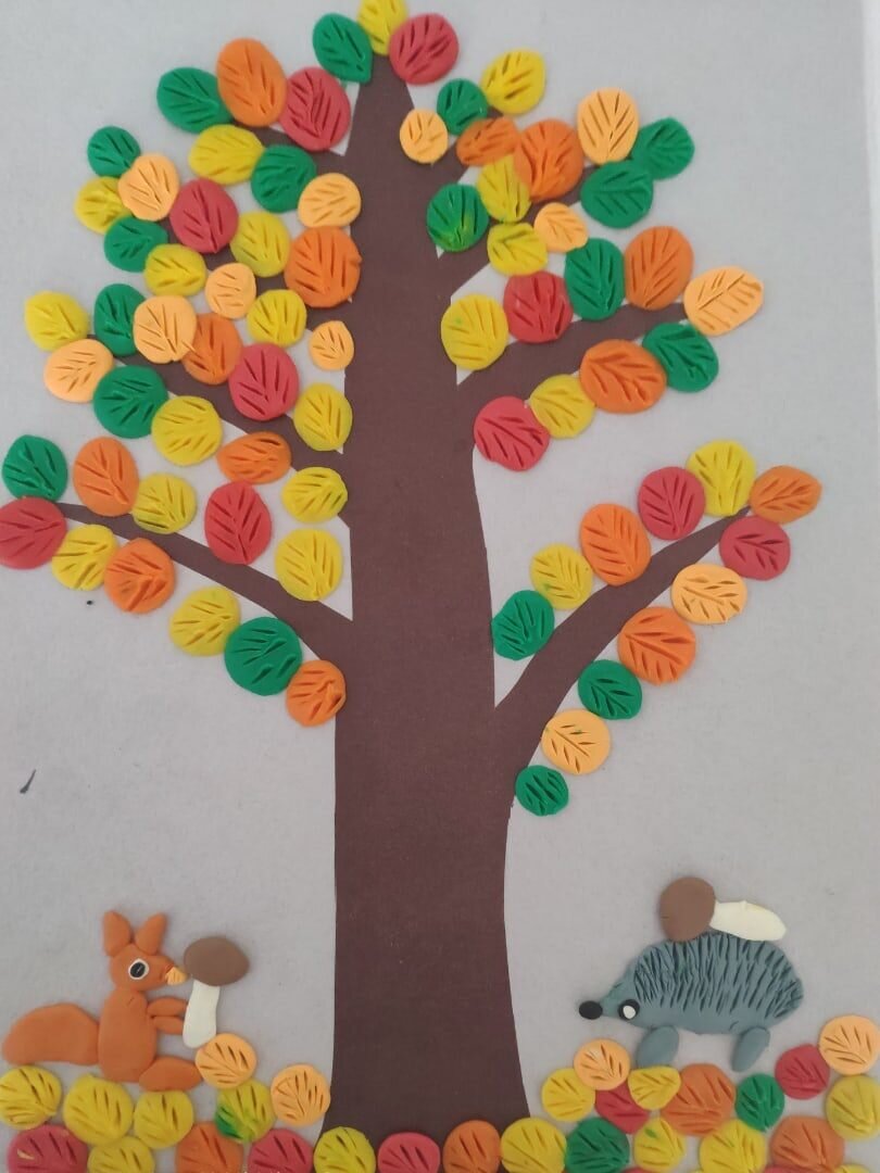 Готовый вариант поделки из пластилина " Осенний лес со зверями".