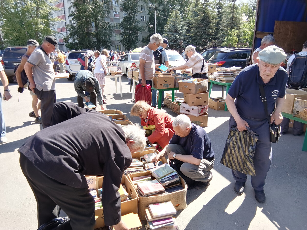 "...а в этой коробка дорогие книги, по 40 рублей..."