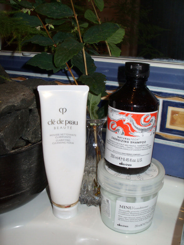    Очищающая пенка, Clé de Peau Beauté; энергетический шампунь, Davines; защитный кондиционер, Davines