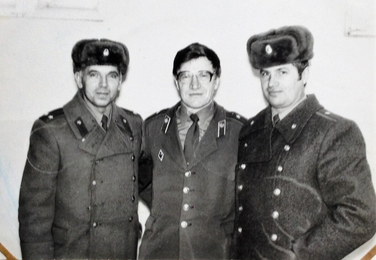 Начальник штаба, майор Чижов В.Е. (первый справа)