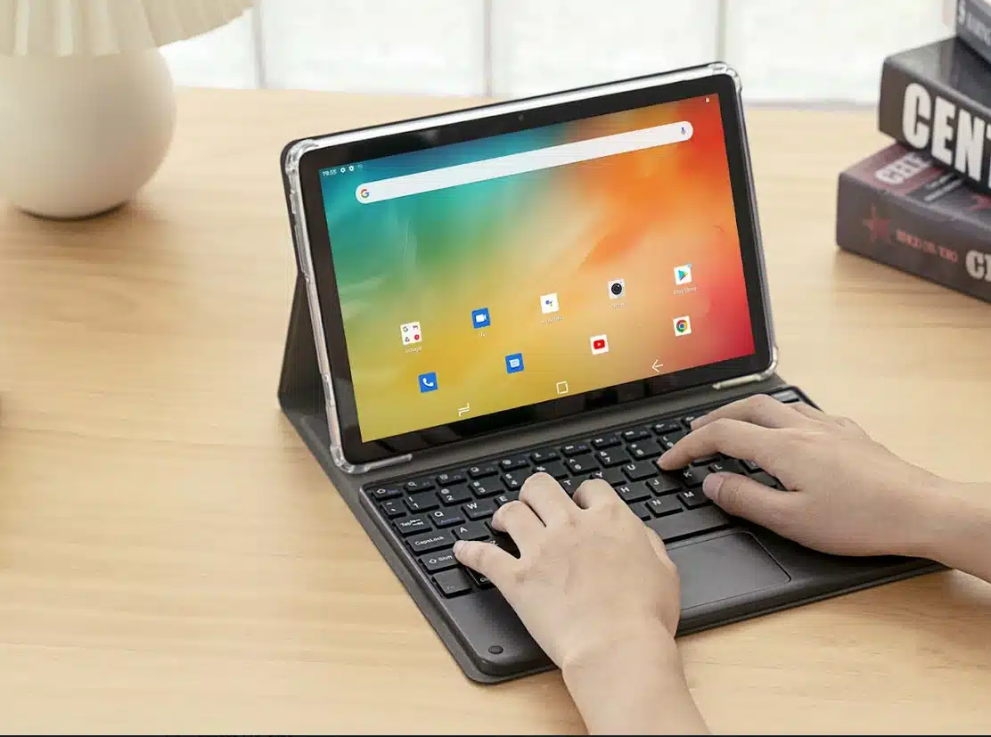 Есть возможность подключить чехол-клавиатуру, как показано на фото.📷
