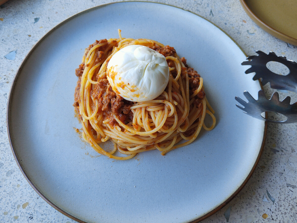 Паста болоньезе с бурратой. Кажется мало? Это оптический обмен! Просто тарелка огромная. Я пасту еле доела.