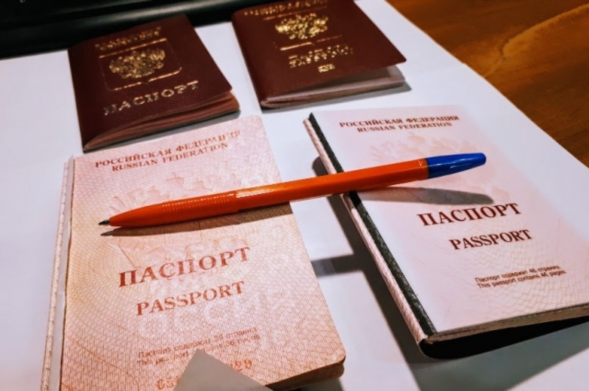    Загранпаспорт. Слева – старый вариант, справа – биометрический.