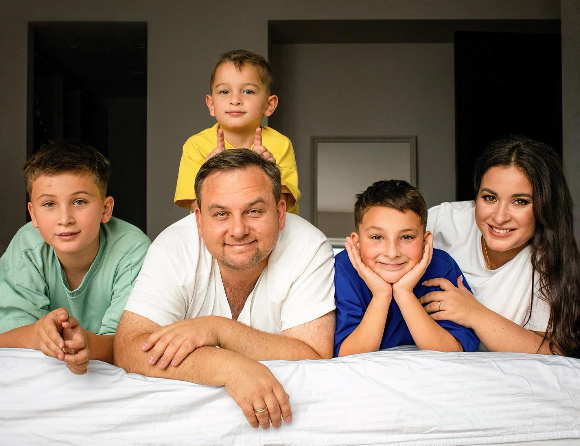 Меня зовут Вика, я — семейный психолог, телеведущая, автор книг «Это же ребенок» и «Это же любовь» и мама троих детей.