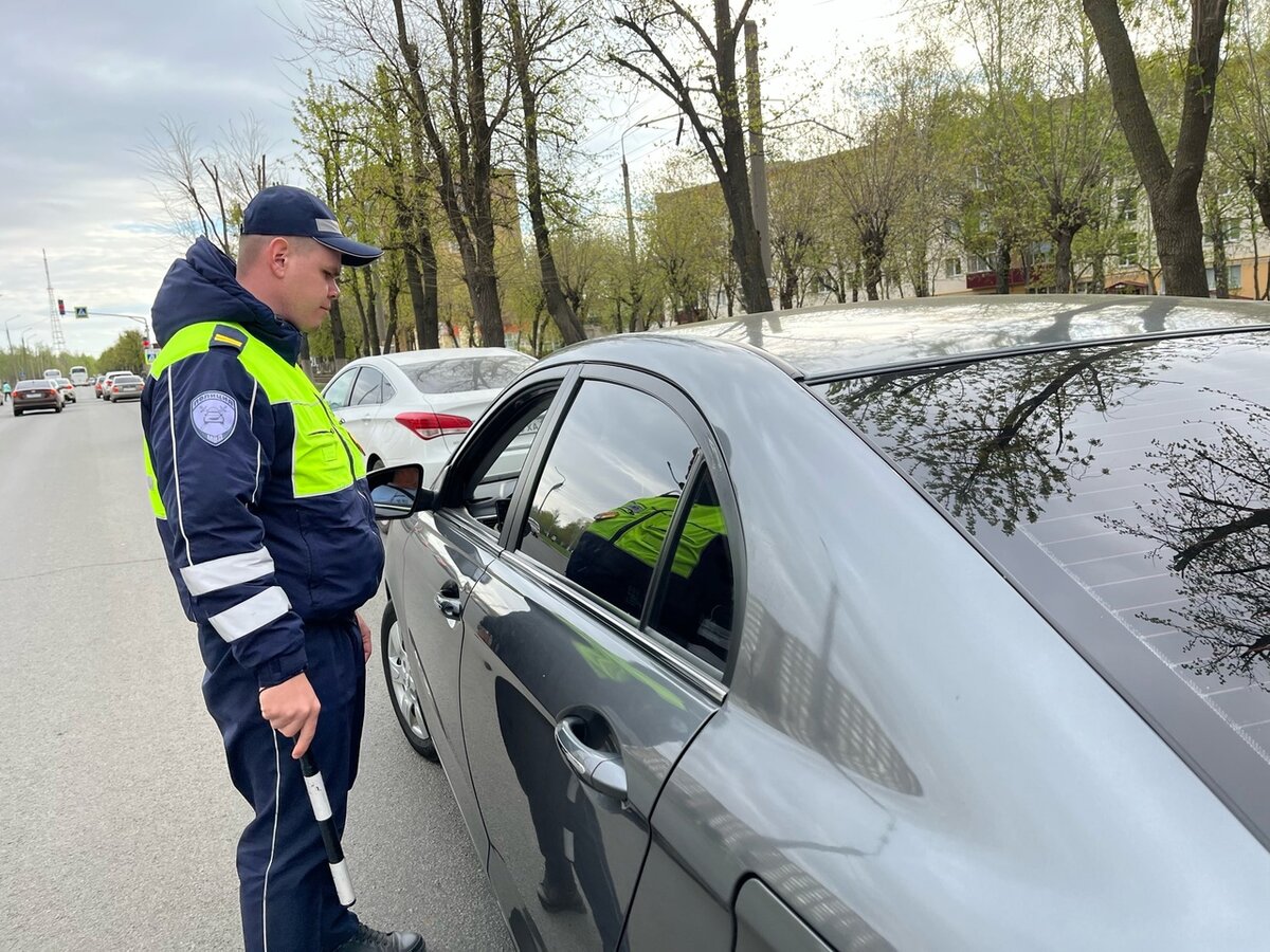 имеет ли право сотрудник гибдд остановить автомобиль на трассе обыскать водителя и автомобиль